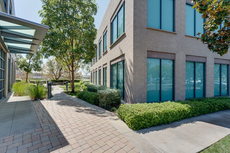 More Photos Of 830 Roosevelt Ave, Irvine Office For Sale