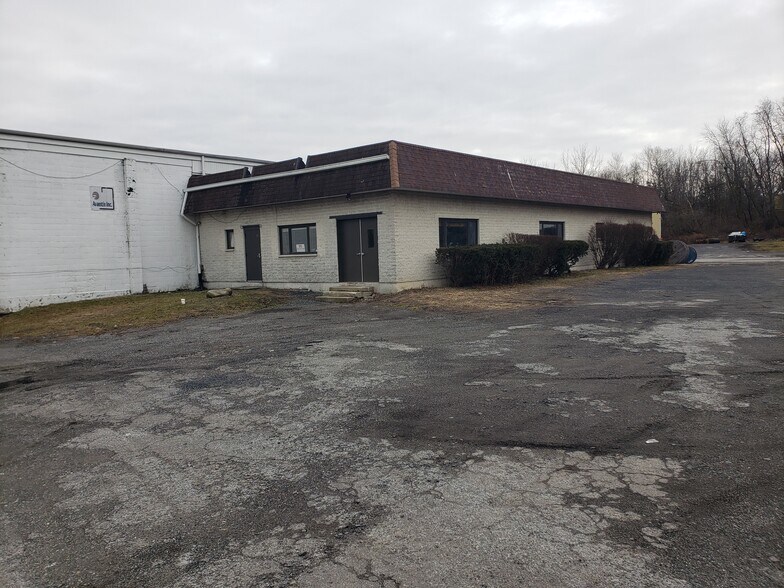 Primary Photo Of 39 Transport Ln, Pine Island Warehouse For Lease