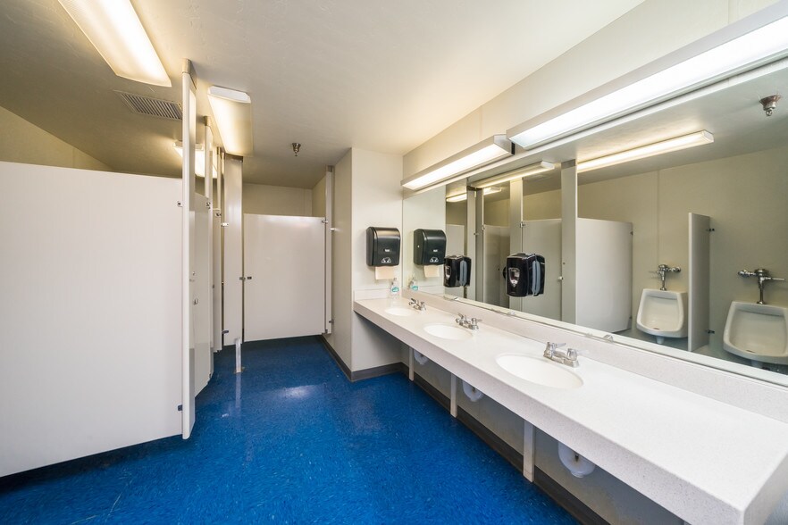 More Photos Of 6000 E Coury Dr, Cottonwood Light Manufacturing For Sale