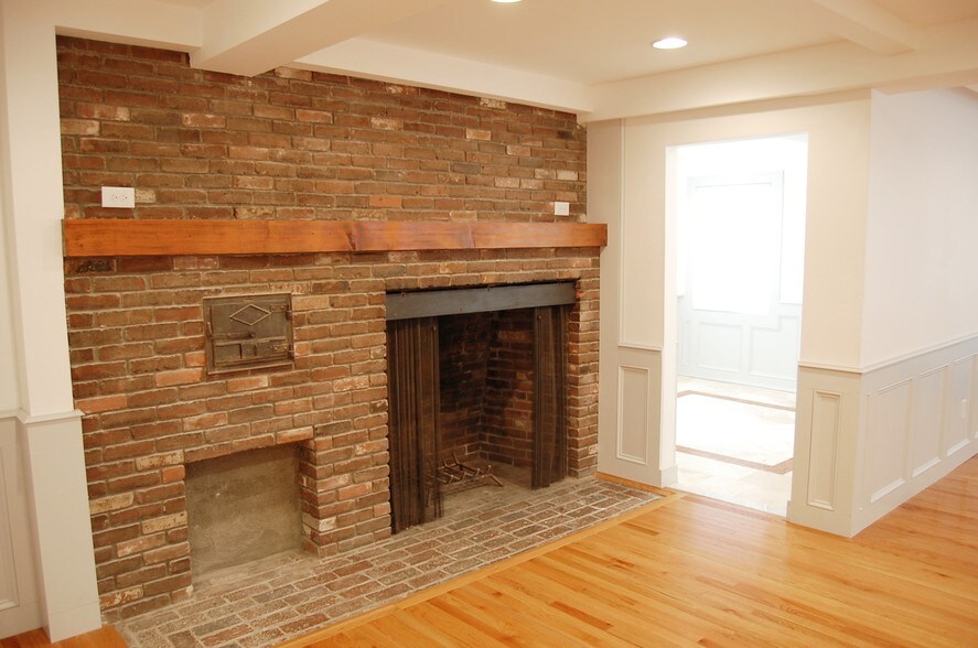 More Photos Of 389 Worcester Rd, Framingham Freestanding For Lease