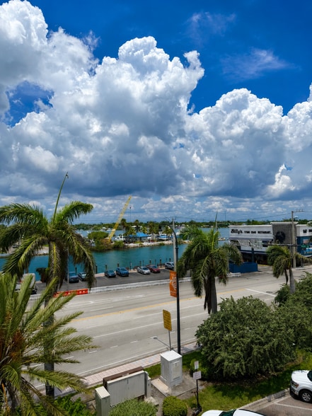 More Photos Of 201 N Ocean Dr, Hollywood Storefront Retail Office For Lease