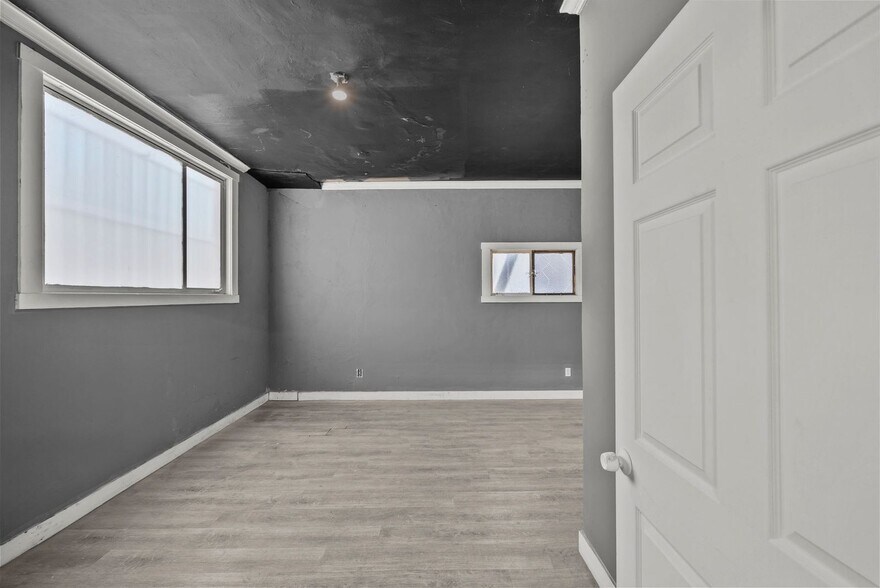More Photos Of 14222-14226 Aetna St, Van Nuys Warehouse For Lease