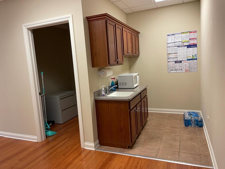 More Photos Of 896 S Frontenac St, Aurora Office For Lease