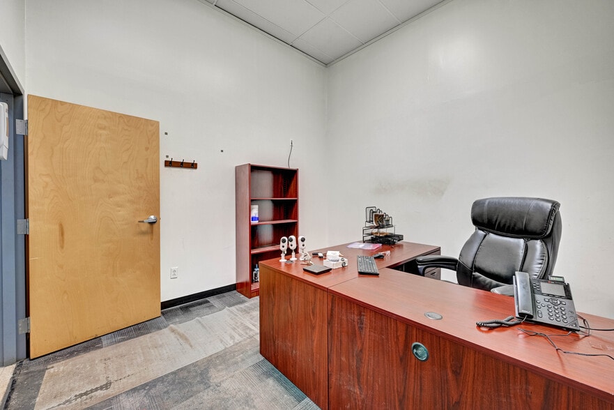 More Photos Of 100 Chamber Plz, Charleroi Supermarket For Lease