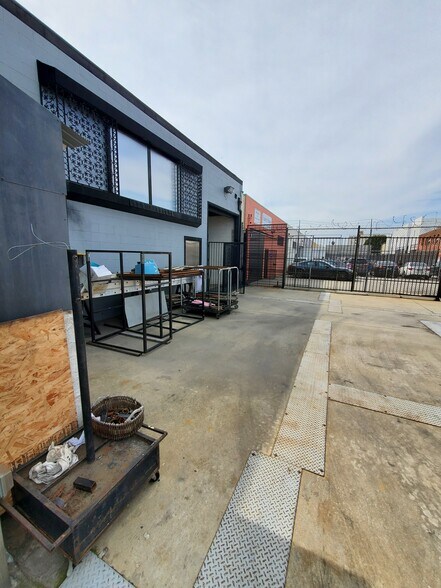 More Photos Of 777 E 14th Pl, Los Angeles Warehouse For Sale