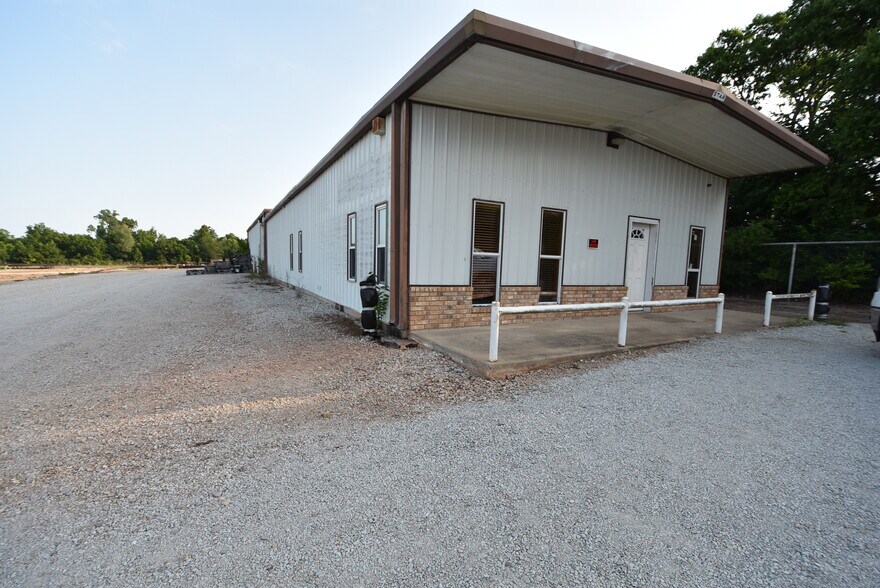 More Photos Of 701 W Broadway, Seminole Manufacturing For Sale