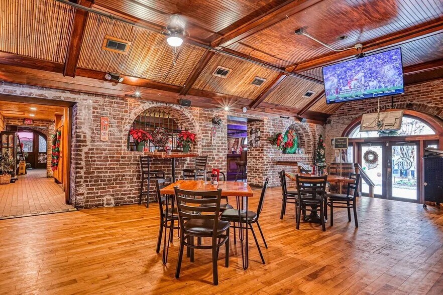 More Photos Of 225 W River St, Savannah Storefront Retail Office For Lease