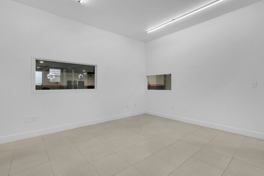 More Photos Of 4725 E 10th Ave, Hialeah Service For Lease