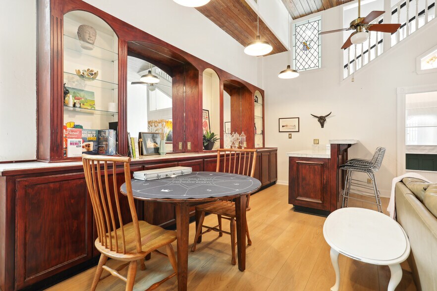 More Photos Of 4 Depot st, Elgin Hotel For Sale