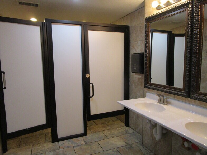 More Photos Of 1301 E Fulton St, Garden City Bar For Sale