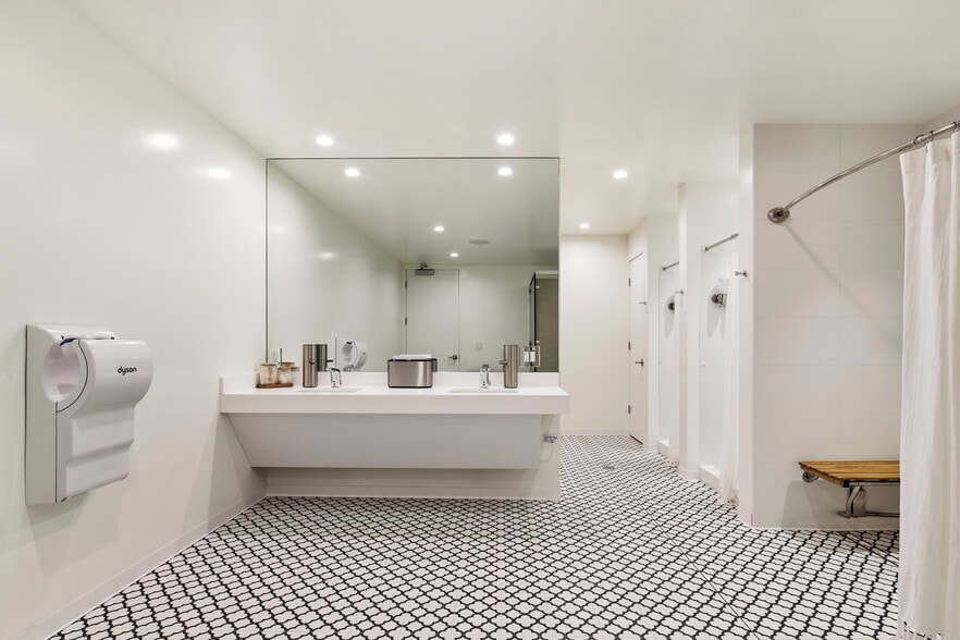 More Photos Of 1812 Lincoln Blvd, Santa Monica Storefront For Lease
