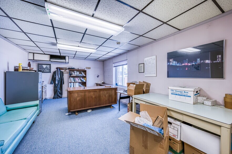 More Photos Of 101 E 7th St, Richmond Warehouse For Sale