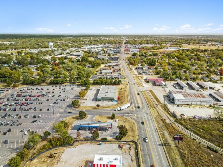 More Photos Of 2405 W 7th St, Joplin Storefront Retail Office For Lease