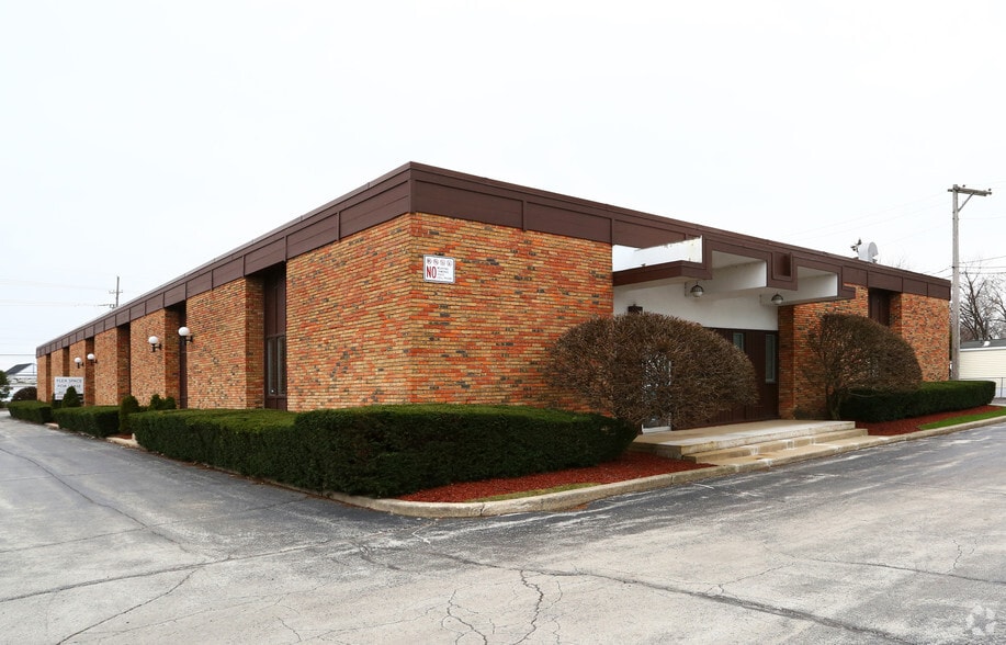 Primary Photo Of 110 S River Rd, Des Plaines Warehouse For Lease