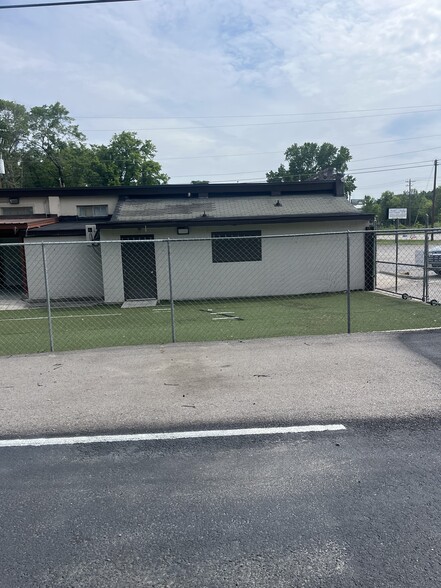 More Photos Of 305 Veterans Rd, Columbia Freestanding For Sale