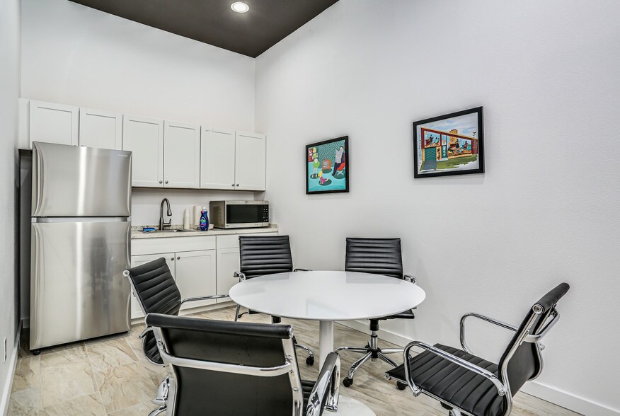 More Photos Of 750 E Tahquitz Canyon Way, Palm Springs Office For Lease