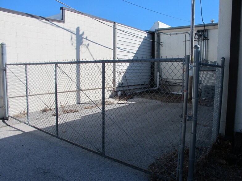 More Photos Of 209 N Main Ave, Republic Office For Sale