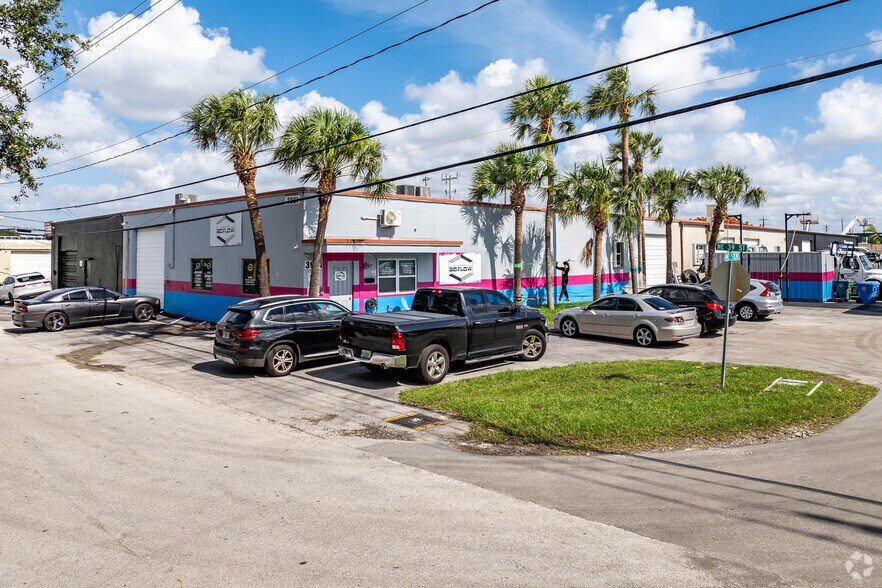 More Photos Of 3901 NE 5th Ter, Oakland Park Warehouse For Lease