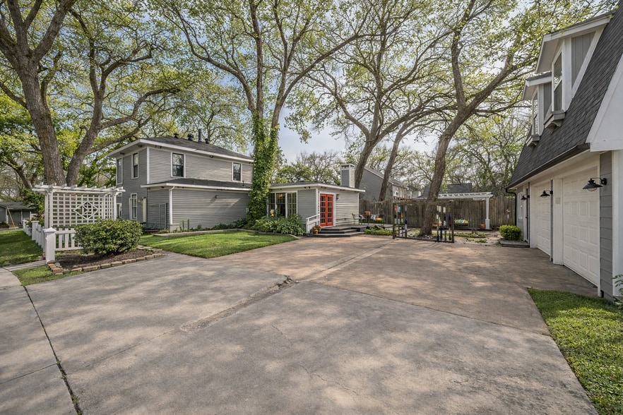 More Photos Of 811 N Church St, McKinney Hospitality For Sale