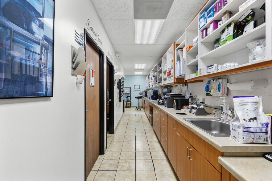 More Photos Of 26055 Bouquet Canyon Rd, Santa Clarita Veterinarian Kennel For Sale