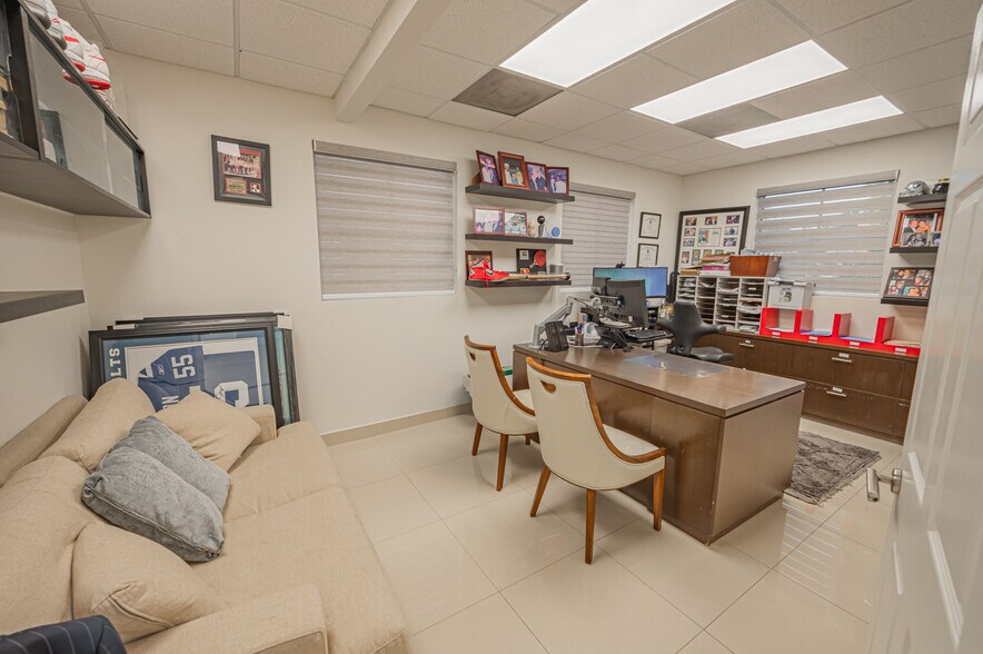 More Photos Of 20810-20818 W Dixie Hwy, Miami Medical For Sale