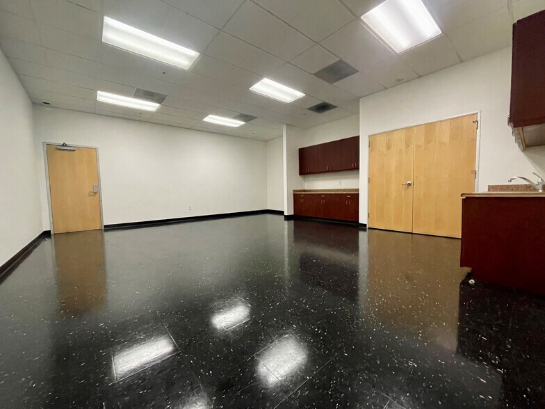 More Photos Of 421-427 Valley Dr, Brisbane Distribution For Lease