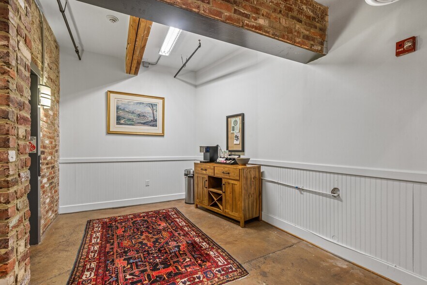 More Photos Of 2411 E Franklin St, Richmond Apartments For Lease