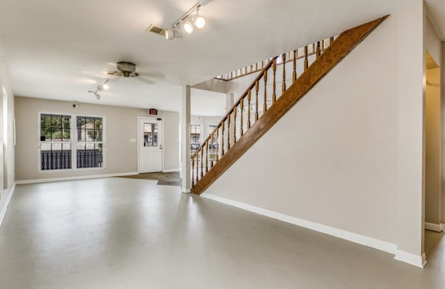 More Photos Of 1113 N 9th Ave, Pensacola Freestanding For Lease