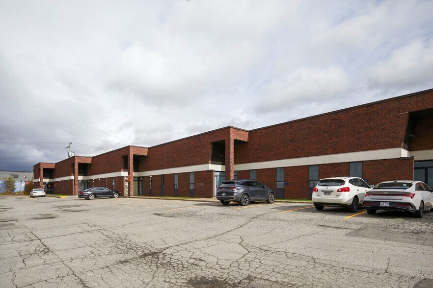 More Photos Of 8411-8451 Ch Dalton, Mont-Royal Warehouse For Lease