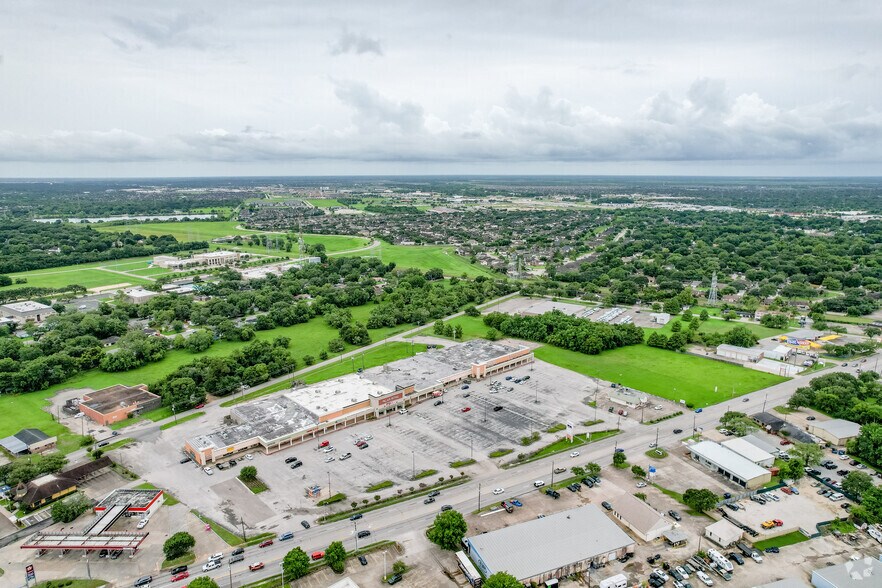 More Photos Of 151-395 W Main St, League City Unknown For Lease