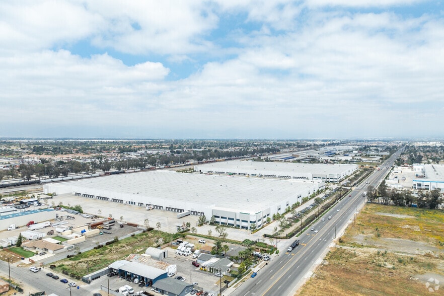 More Photos Of 17820 Slover Ave, Bloomington Warehouse For Lease