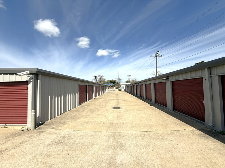 More Photos Of 801 W Brown St, Hearne Self Storage For Sale