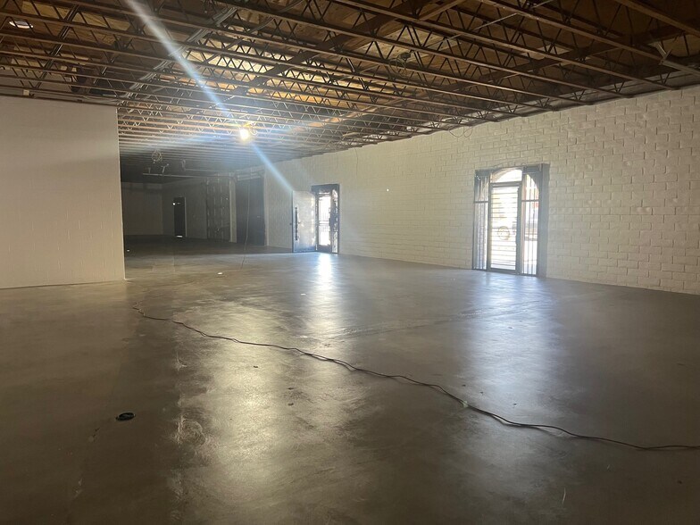 More Photos Of 16770-16780 Stagg St, Van Nuys Warehouse For Lease