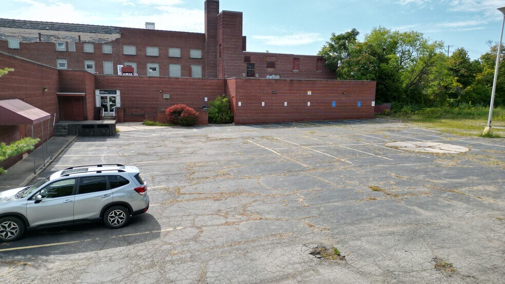 More Photos Of 131 University Dr, Pontiac Health Club For Sale