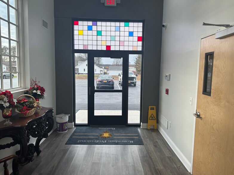 More Photos Of 1004 Princetown Rd, Schenectady Office For Lease