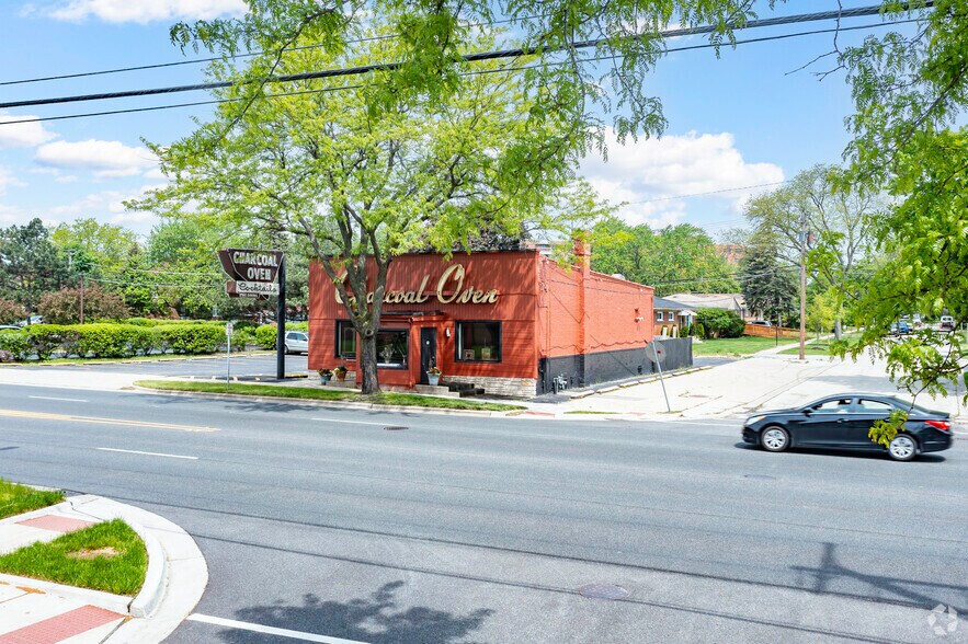 More Photos Of 4400 Golf Rd, Skokie Restaurant For Sale