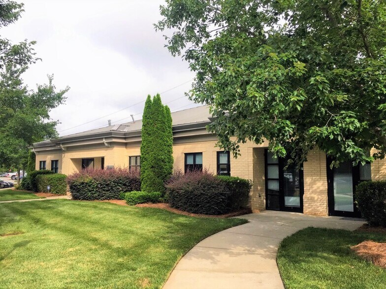 More Photos Of 9723 Northcross Center Ct, Huntersville Office For Lease