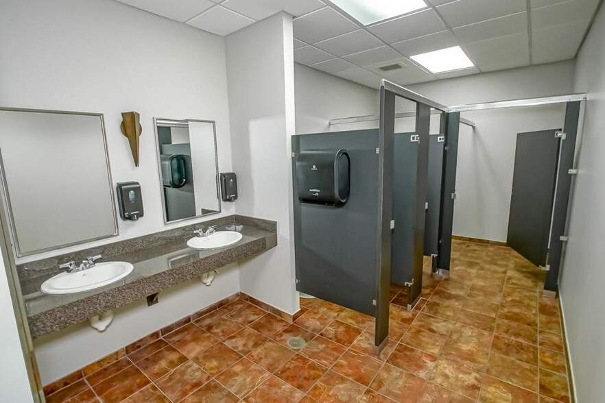 More Photos Of 805 Robin St/ 406 Airline Hwy, La Place Office For Sale