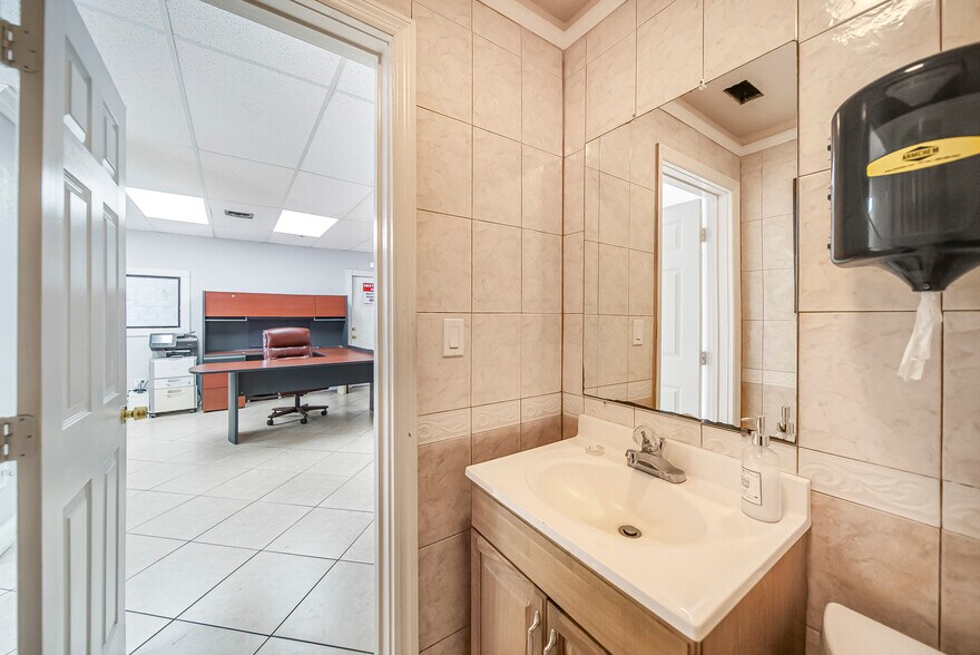 More Photos Of 3018 NW 79th Ave, Doral Warehouse For Lease