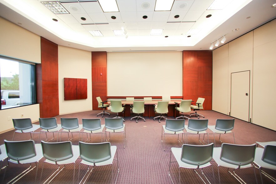 More Photos Of 4030 Vincennes Rd, Indianapolis Office For Lease