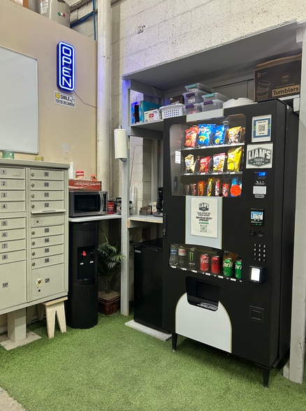 More Photos Of 5622 New Peachtree Rd, Chamblee Warehouse For Lease