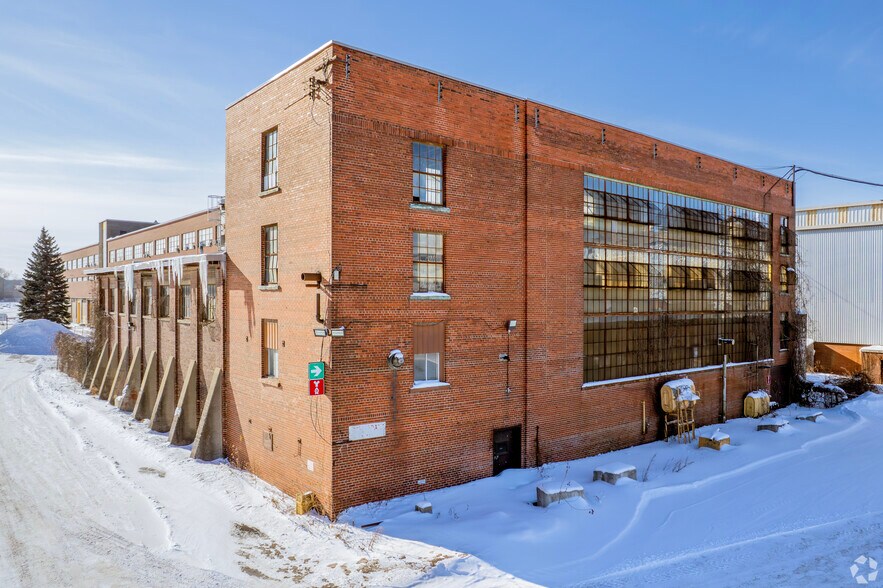 More Photos Of 300 Rue de la Berge-du-Canal, Montréal Warehouse For Lease