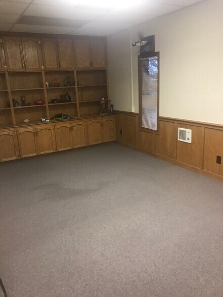More Photos Of 232-236 Industrial Park Dr, Commerce Office For Lease
