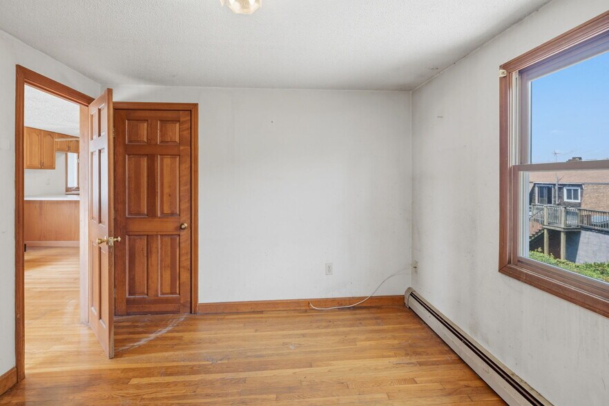 More Photos Of 400 Thames St, Bristol Multifamily For Sale