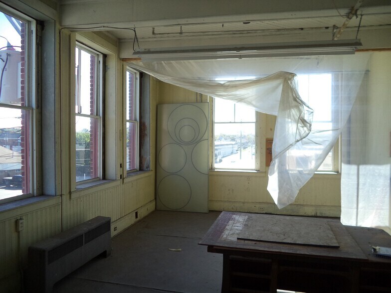 More Photos Of 121 Valley St, Manchester Showroom For Sale