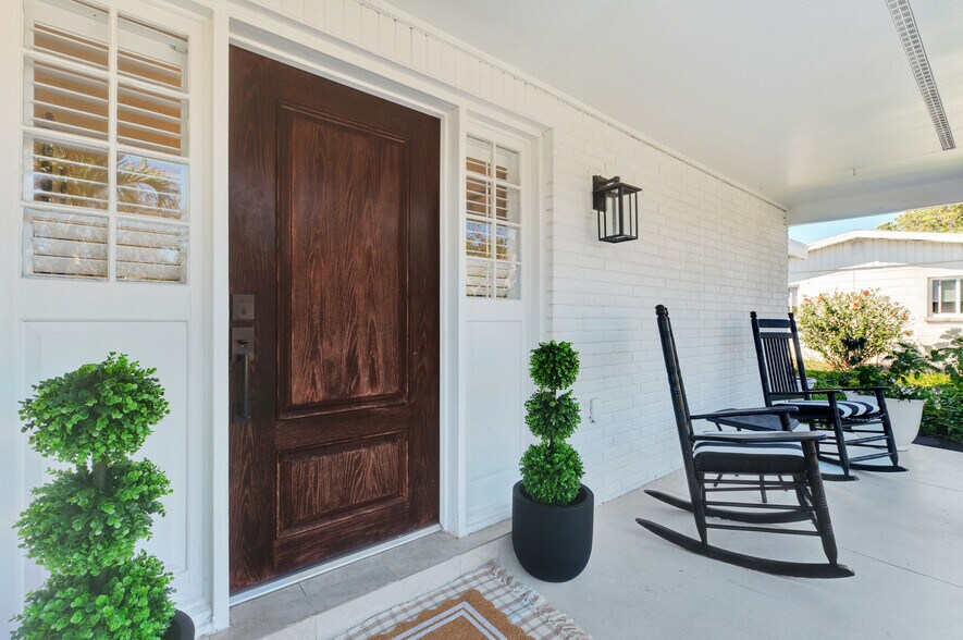 More Photos Of 400 Nokomis Ave S, Venice Specialty For Sale