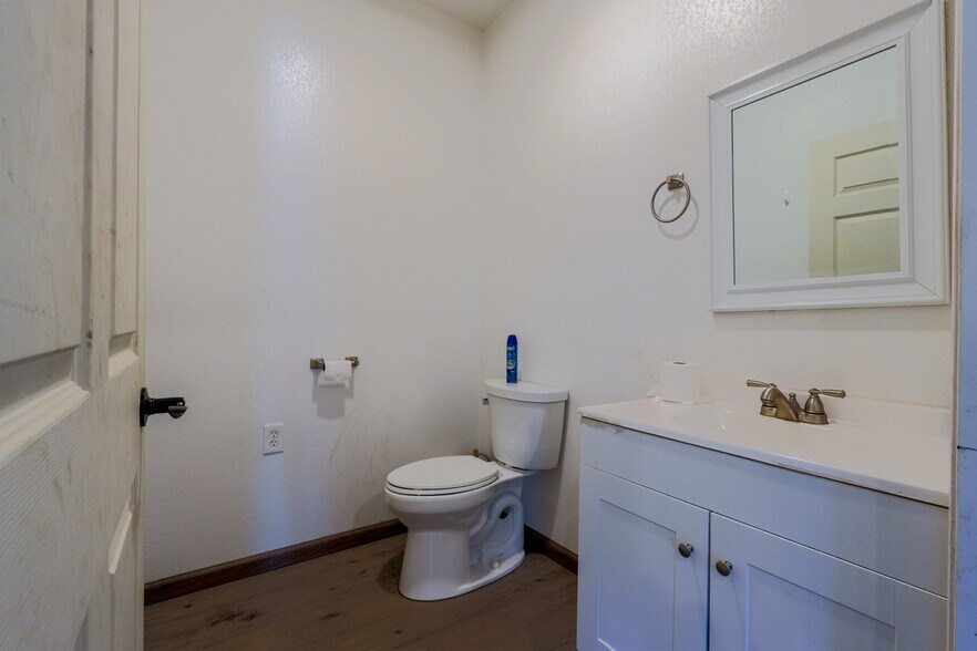 More Photos Of 352247 E 1040, Prague Auto Repair For Lease