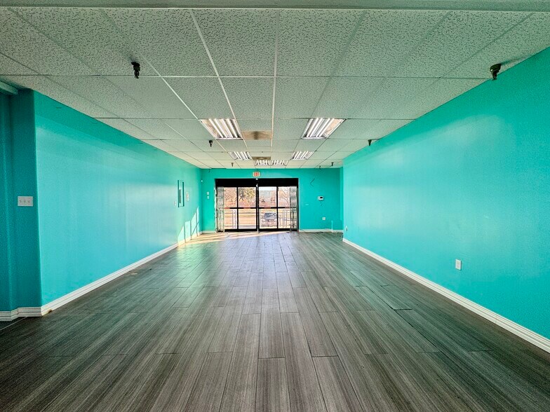 More Photos Of 10679 Harry Hines Blvd, Dallas Showroom For Lease