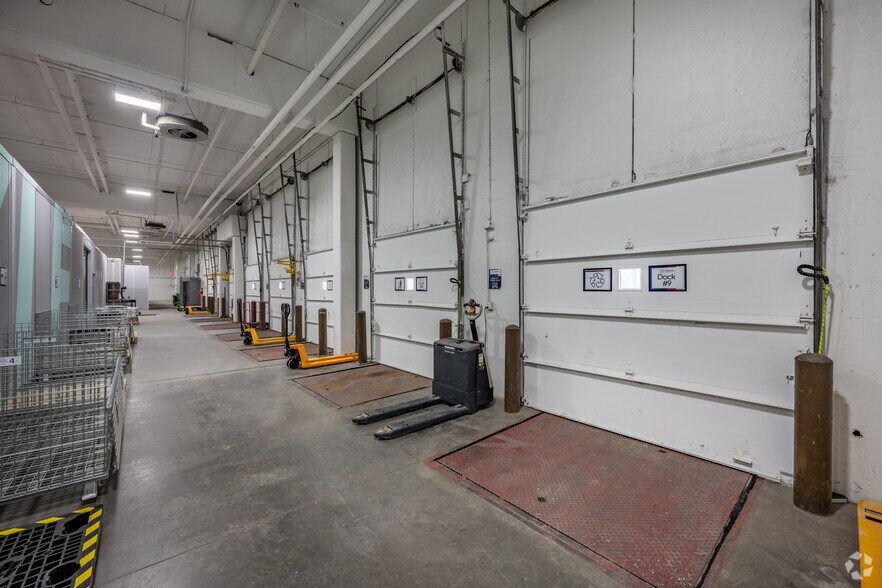 More Photos Of 4440 W Round Lake Rd, Arden Hills Warehouse For Lease