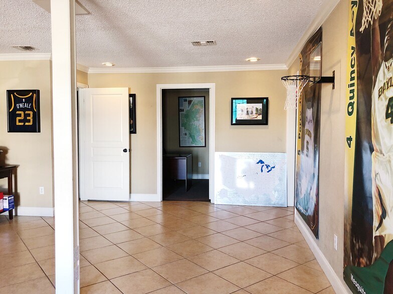 More Photos Of 815-817 Lake Air Dr, Waco Office For Lease